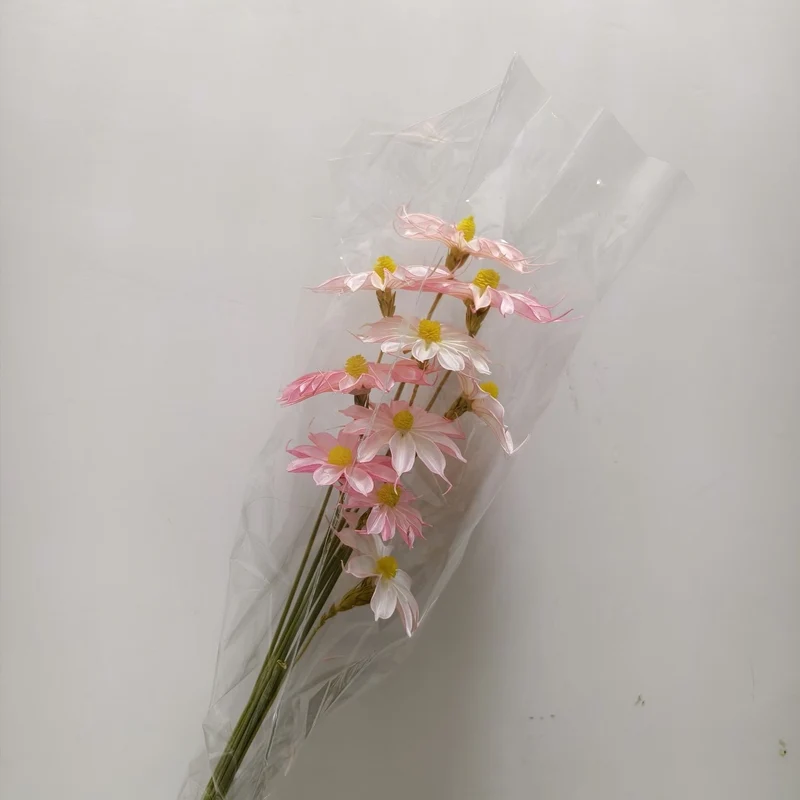 Vibrant künstlicher Blumenstrauß mit stilvoller Verpackung
