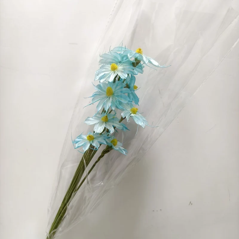 Vibrant künstlicher Blumenstrauß mit stilvoller Verpackung