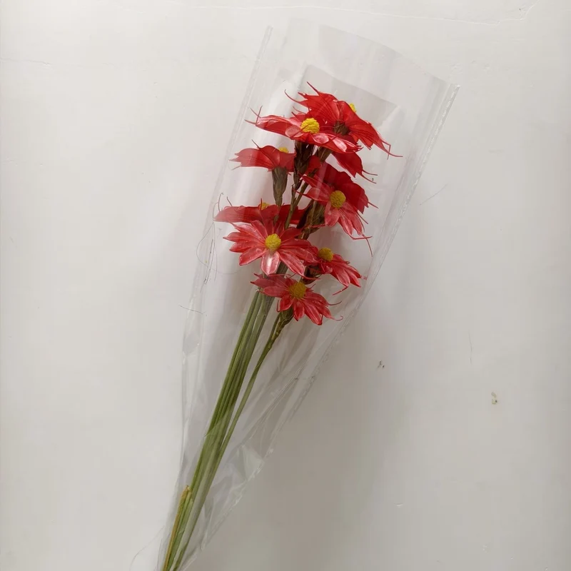 Vibrant künstlicher Blumenstrauß mit stilvoller Verpackung
