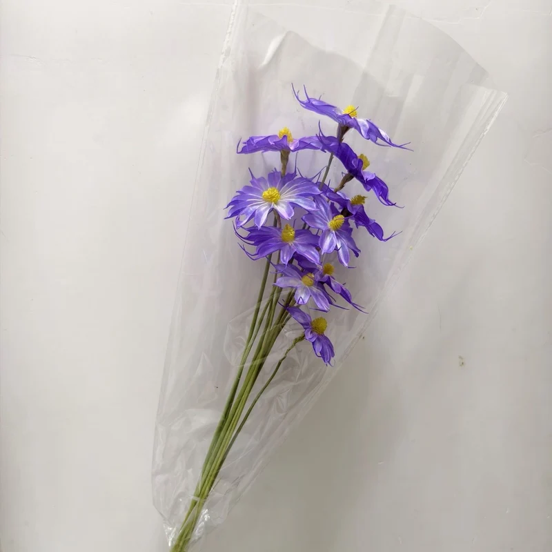 Vibrant künstlicher Blumenstrauß mit stilvoller Verpackung