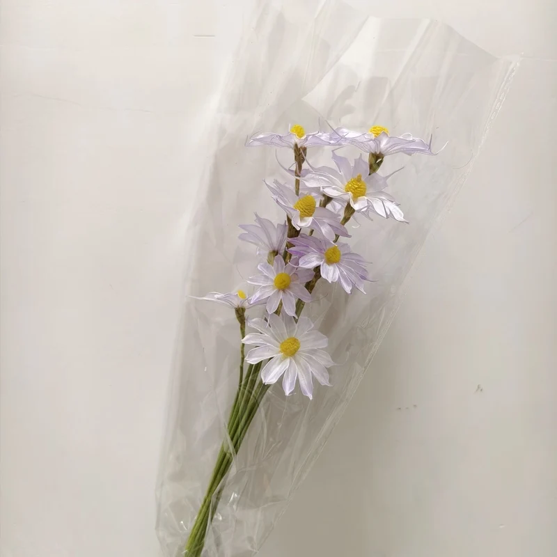 Vibrant künstlicher Blumenstrauß mit stilvoller Verpackung