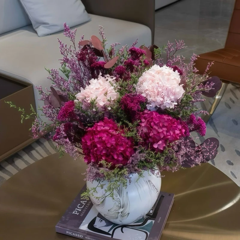Farbenfroher künstlicher Blumenausgleich mit dekorativen Akzenten