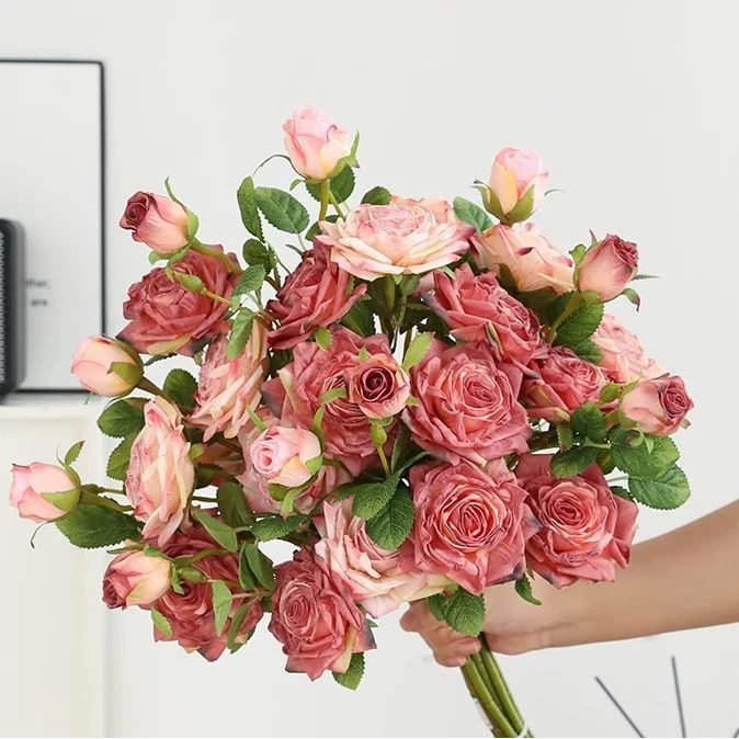 Realistischer Mehrrosetten-Blumenstrauß