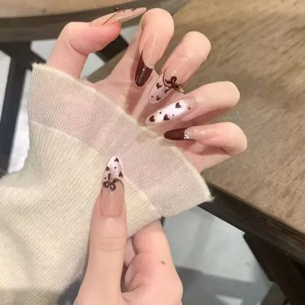 Elegantes Nagelkunst Set Karnz