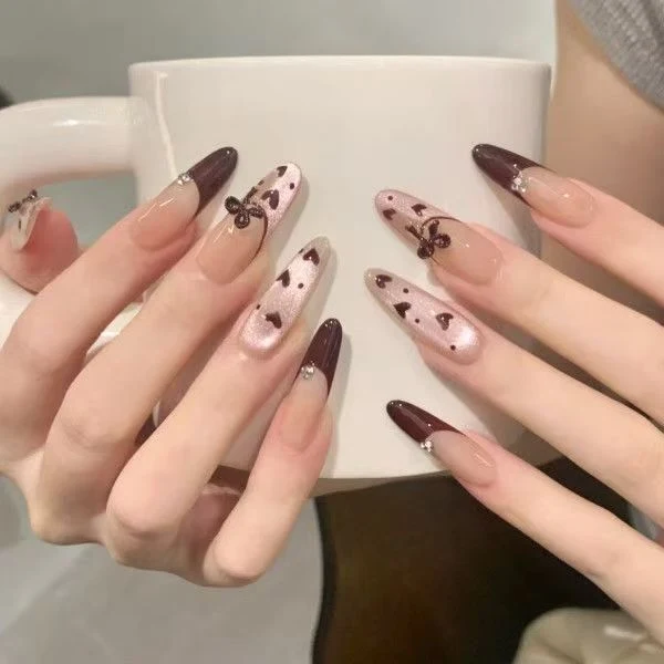 Elegantes Nagelkunst Set Karnz