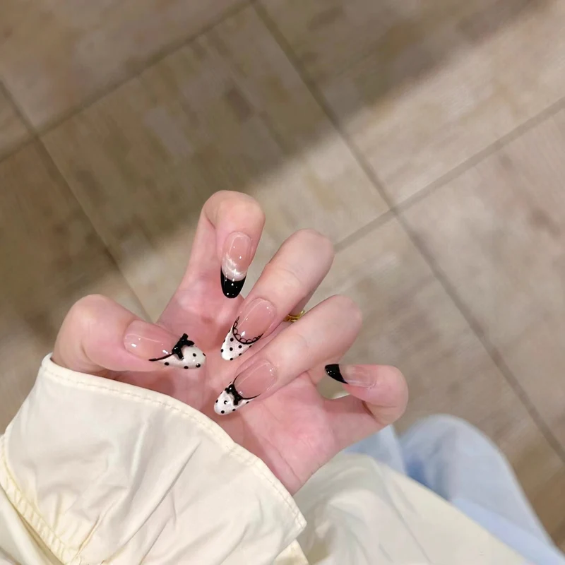 Dekorative Press-On Nagelkunst Set Karnz
