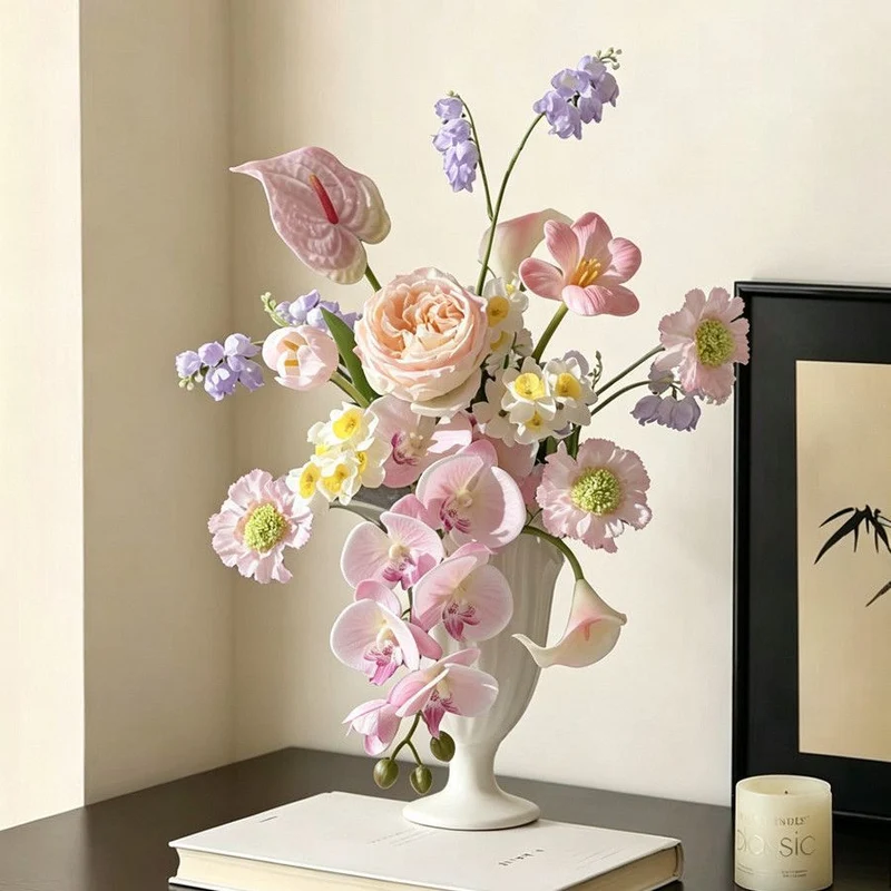 Elegantes Faux-Blumenstrauß-Mittelstück