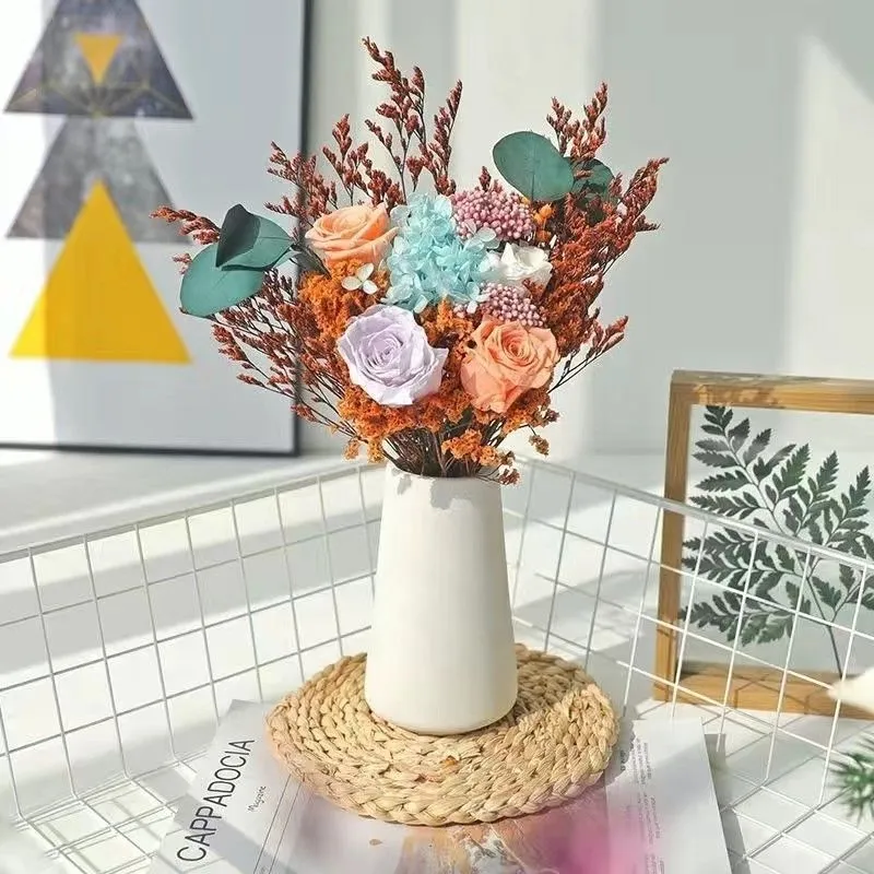 Eleganter Trockenblumenstrauß mit dekorativer Vase