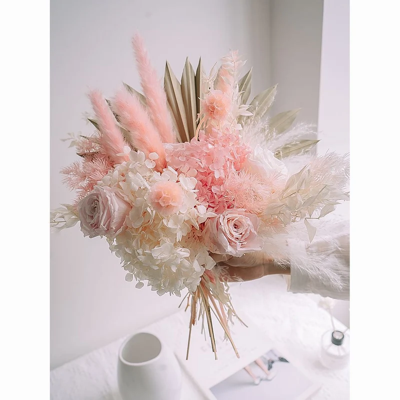 Elegante Trockenblumenstraußarrangement