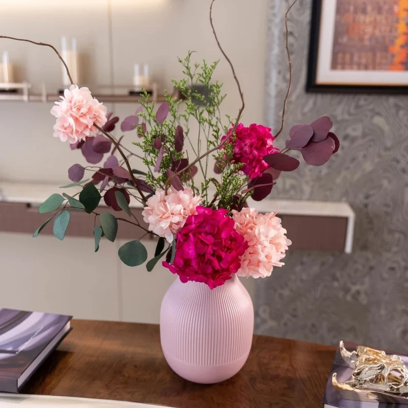 Elegante dekorative Blumenarrangement