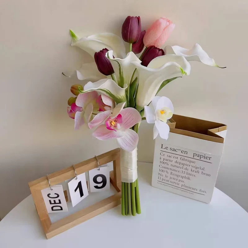 Eleganter künstlicher Blumenstrauß mit gemischten Blüten
