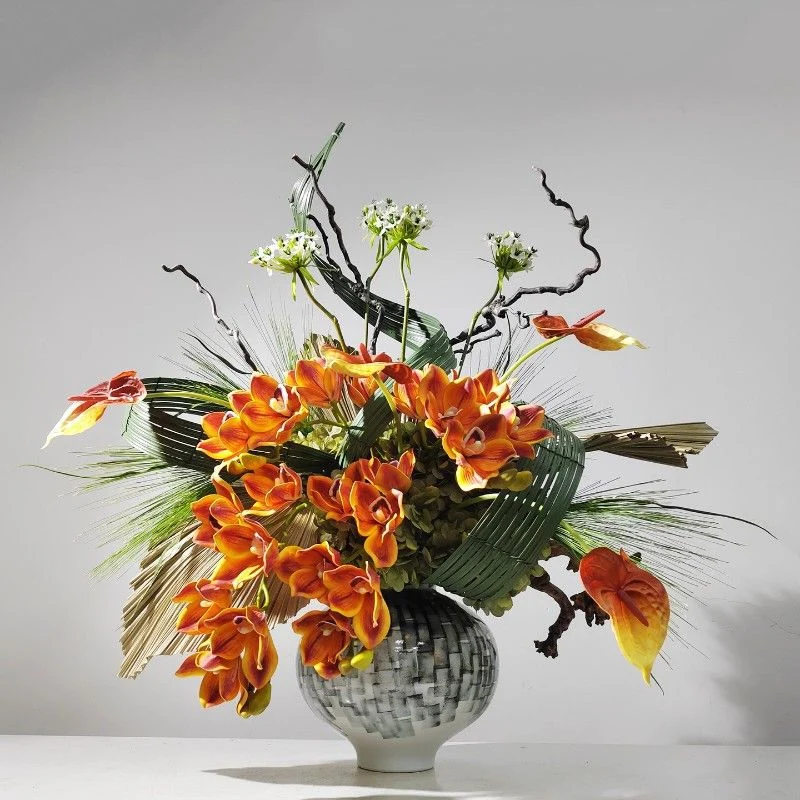 Aufwendige künstliche Blumenarrangement