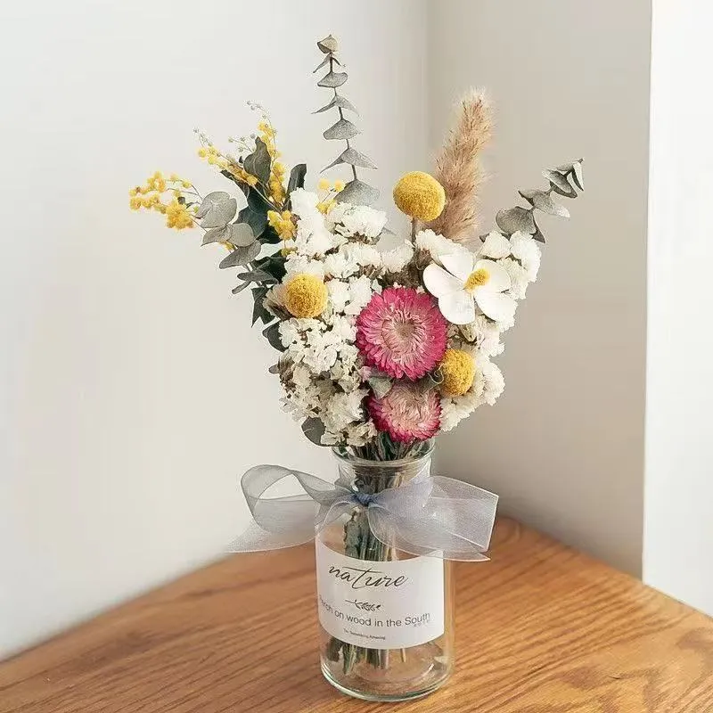 Getrockener Blumenstrauß Arrangierung mit dekorativen Elementen