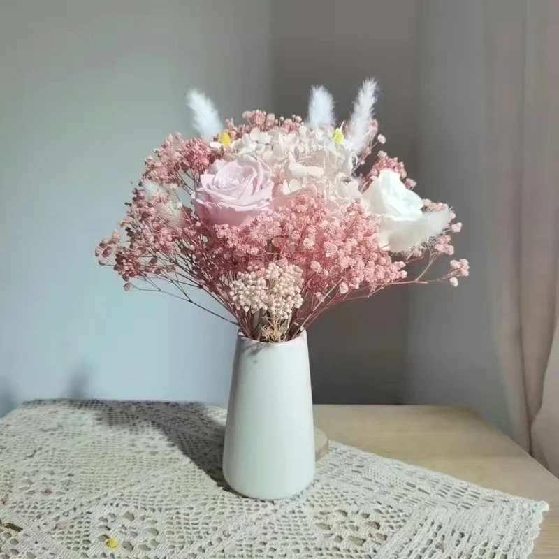 Trockenblumenarrangement in eleganter Vase