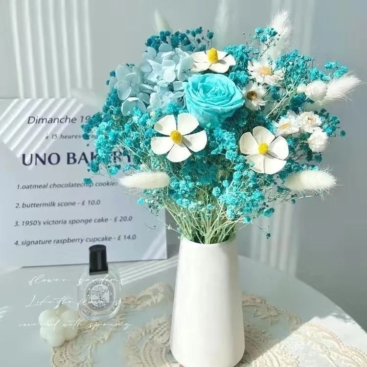 Trockenblumenarrangement in eleganter Vase