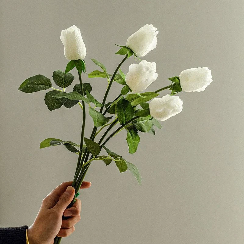 Lebensechter künstlicher rosa Rosenstamm