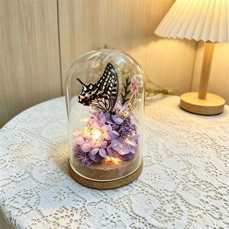 Glas Terrarium mit konservierten Blumen und Schmetterling