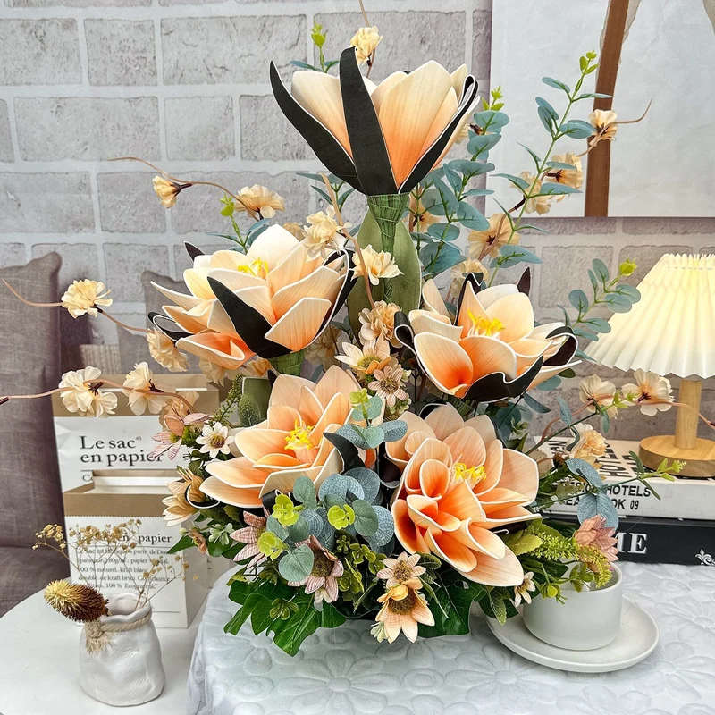Elegantes lebensechtes Blumenarrangement für die Innendekoration