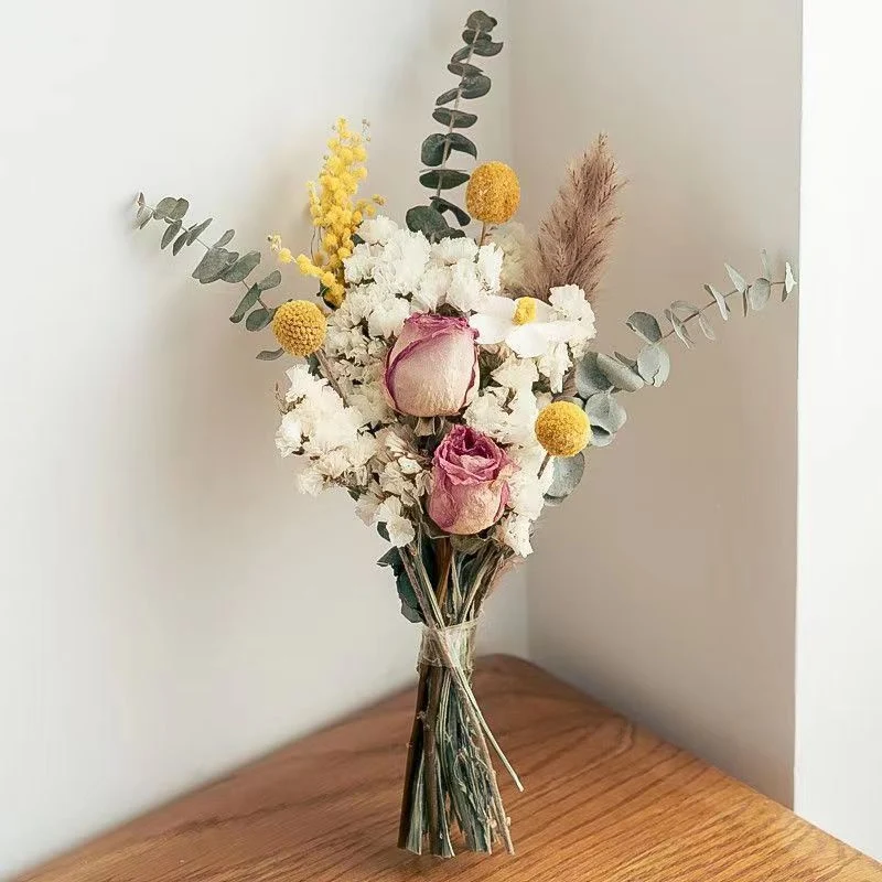 Elegante Blumenarrangement in Glasvase