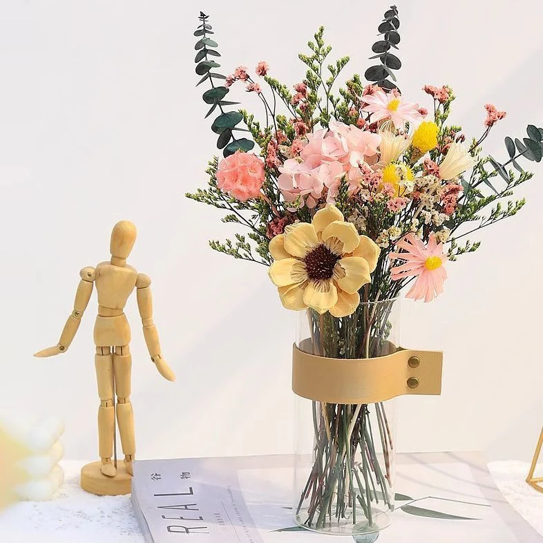 Elegante Blumenarrangement in Glasvase