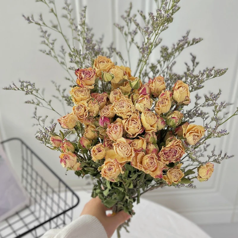 Trockenblumen-Rosenstrauß mit botanischem Füllmaterial
