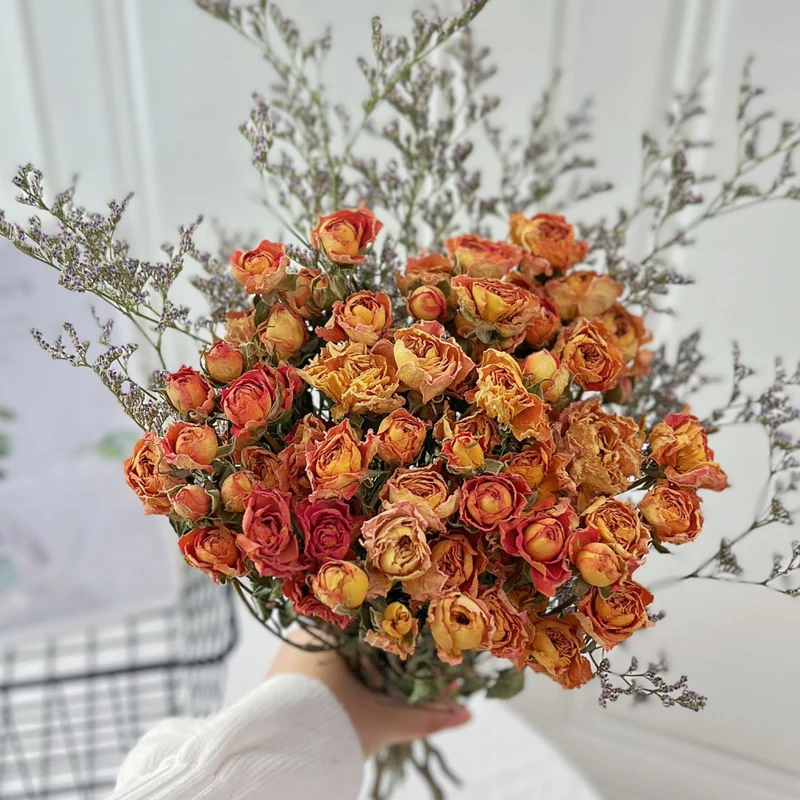 Trockenblumen-Rosenstrauß mit botanischem Füllmaterial