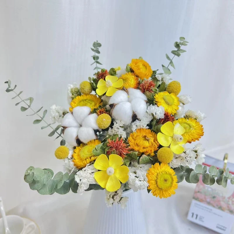 Getrocknete Blumen Baumwollanordnung
