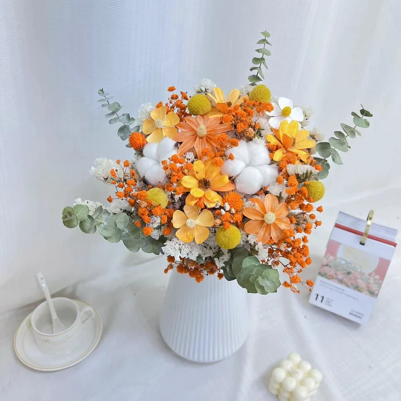 Getrocknete Blumen Baumwollanordnung