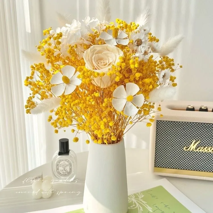 Getrocketer Blumenstrauß mit eleganten gelben Akzenten