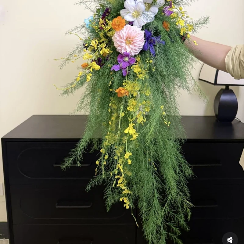 Dekorative hängende Blumenstrauß