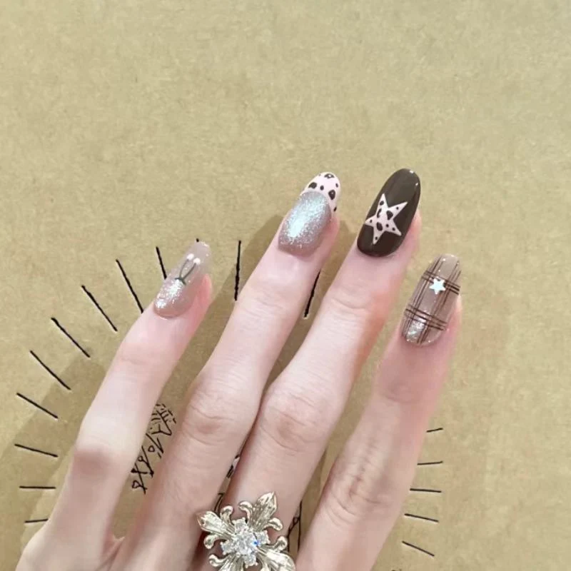 Dekorative Nagelkunst Karnz