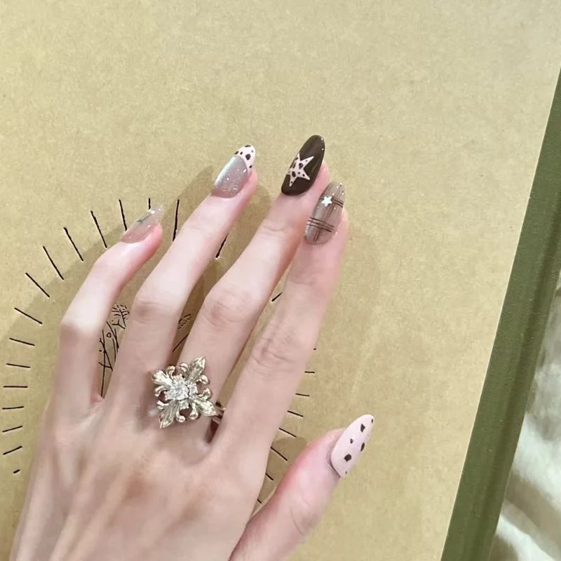 Dekorative Nagelkunst Karnz