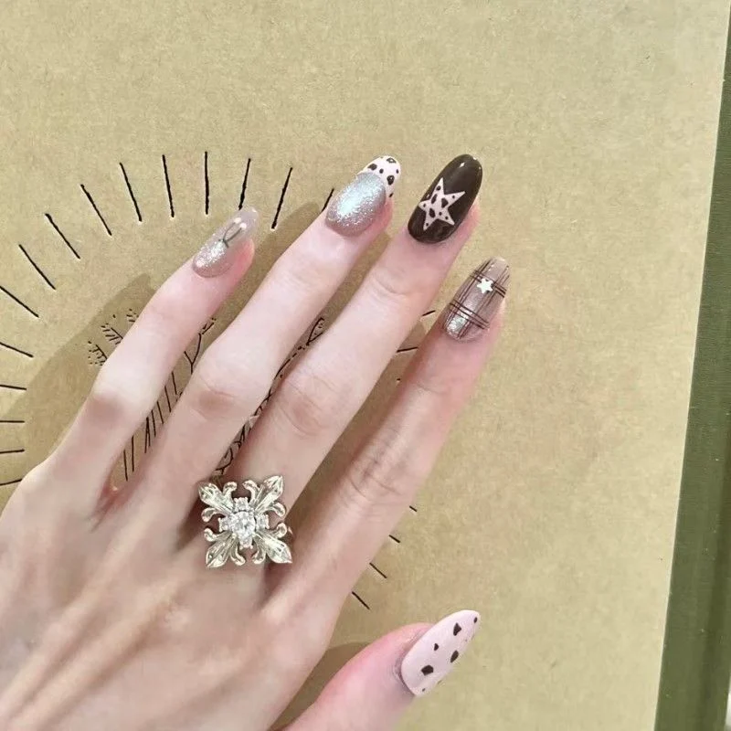 Dekorative Nagelkunst Karnz