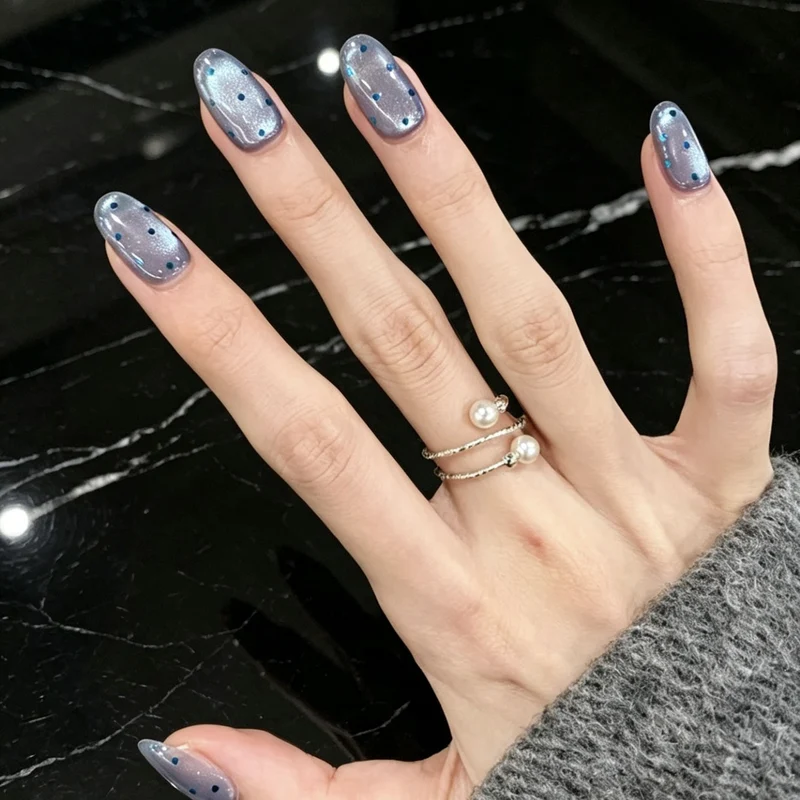 Künstlerische Press-On-Nagelverzierungen Karnz