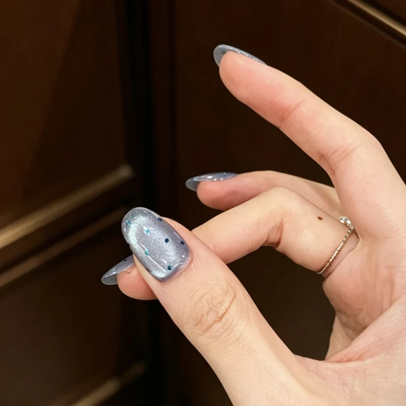 Künstlerische Press-On-Nagelverzierungen Karnz