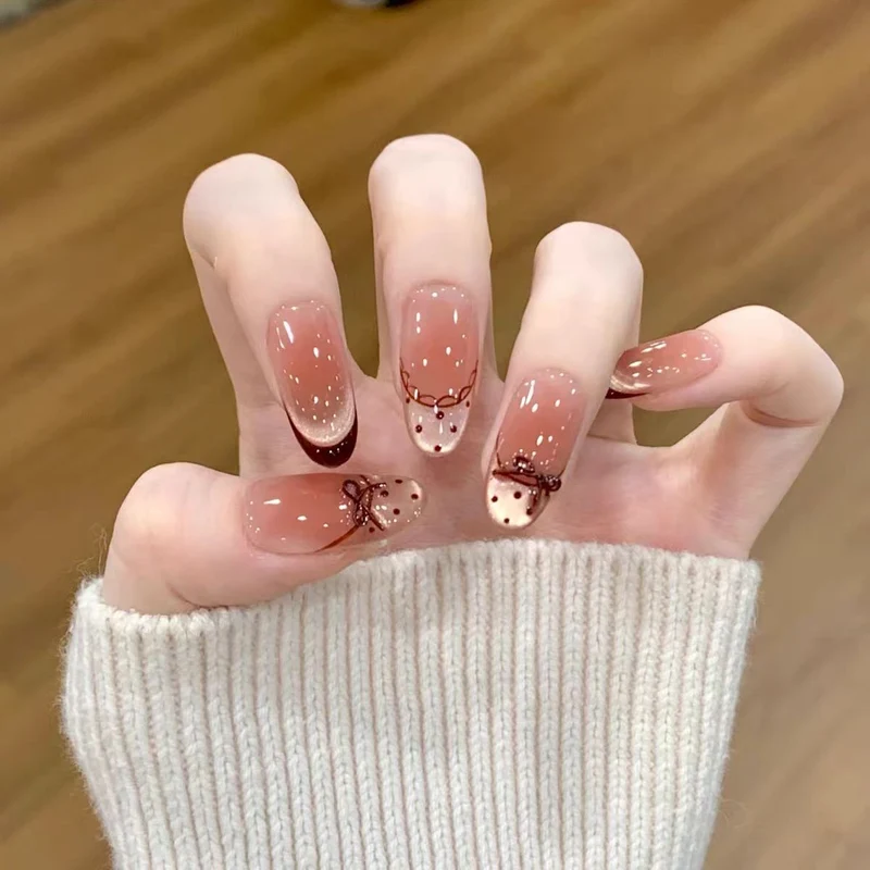 Künstlerisches Press-On Nageldesign Karnz