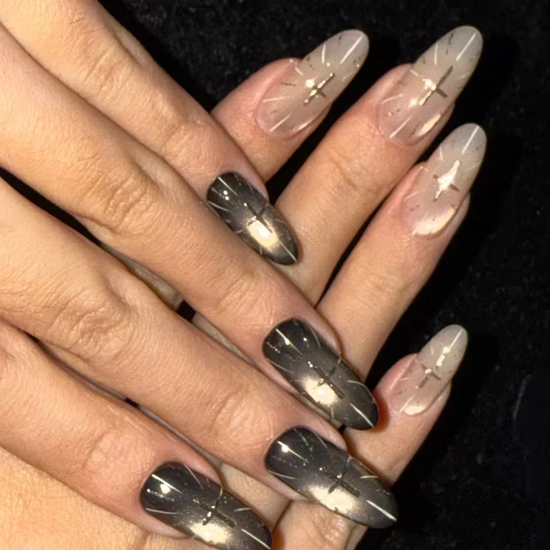 Künstlerische Nagelkunst Karnz