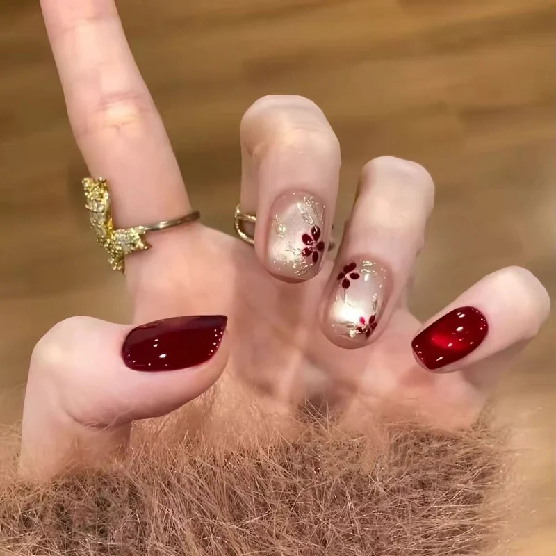 Künstlerisches Floral Nageldesign Karnz