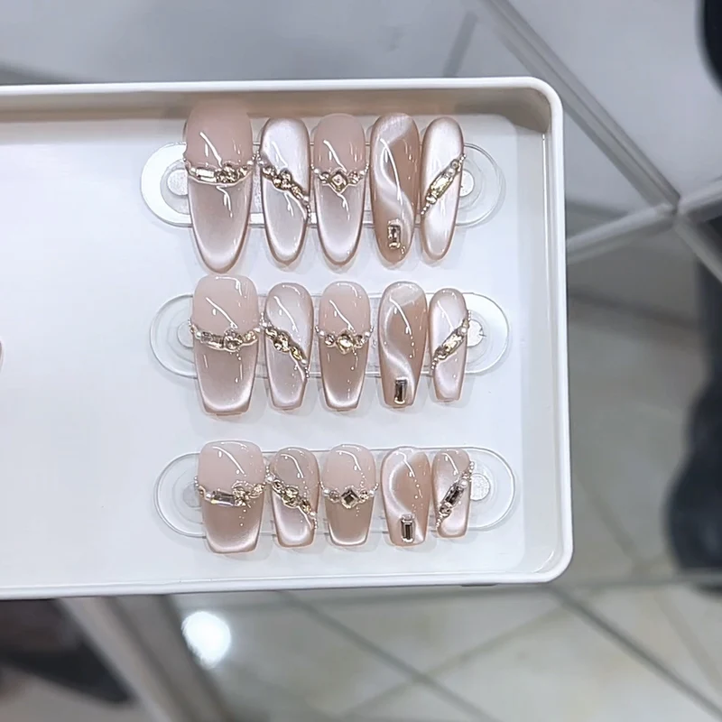 Stilvolles Druck-On-Nagelset mit Strassakzenten Karnz