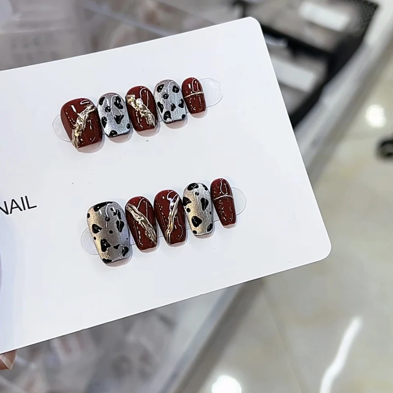 Stylisches Press-On-Nail-Art-Set mit einzigartigen Mustern Karnz