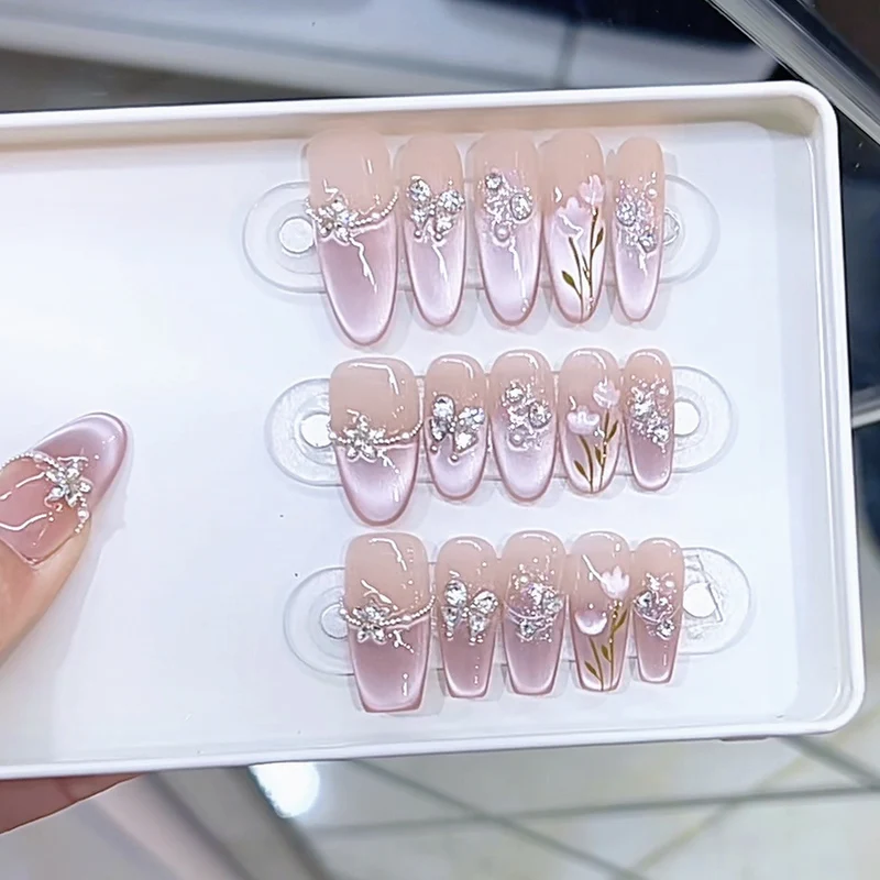 Stylisches blütenverziertes Press-On Nagelset Karnz