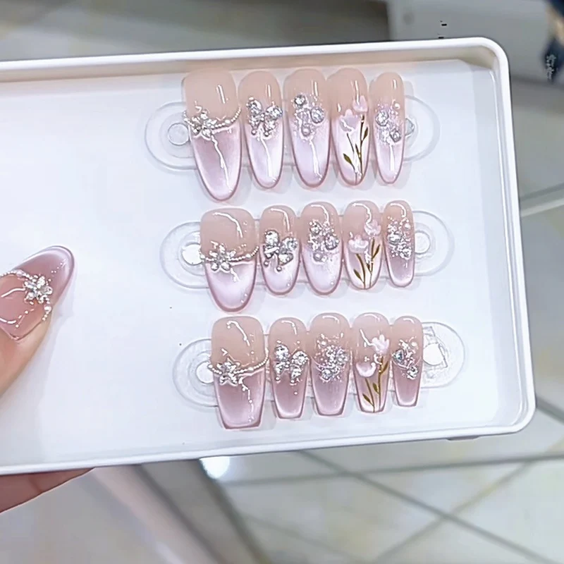 Stylisches blütenverziertes Press-On Nagelset Karnz