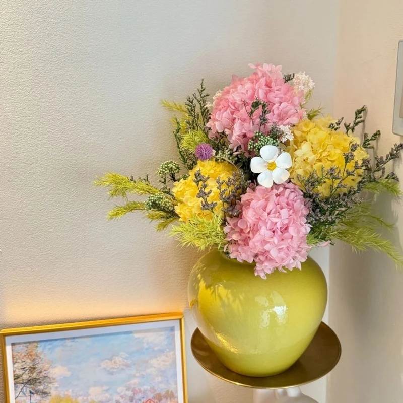 Dekorative Kunstblumenstrauß Anordnung