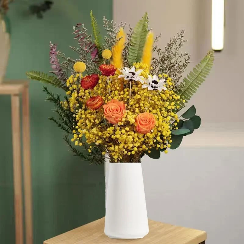 Dekorativer Trockenblumenstrauß Arrangement