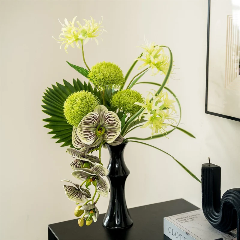 Künstlerische Blumenarrangement
