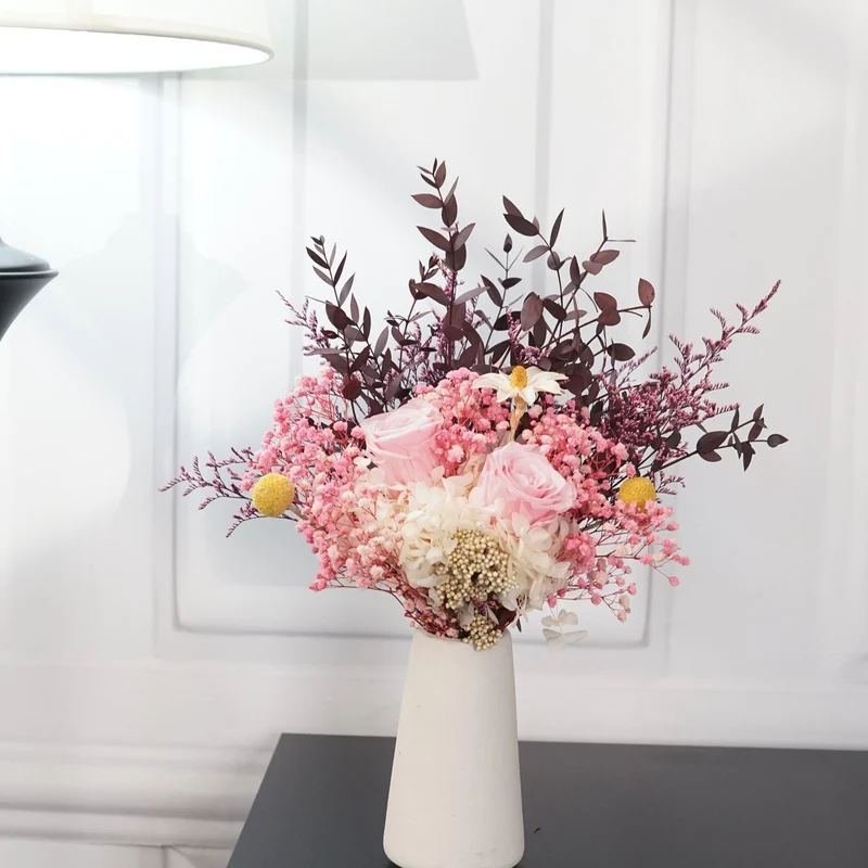 Künstliches Blumenarrangement mit dekorativer Vase