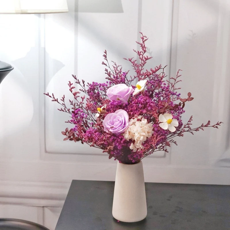 Künstliches Blumenarrangement mit dekorativer Vase