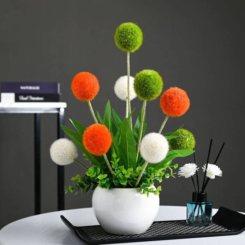 Künstliches Blumenarrangement in modernem Keramikvase