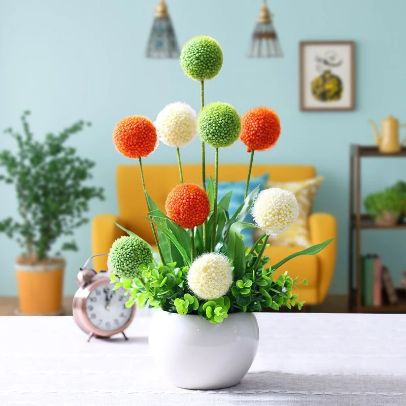 Künstliches Blumenarrangement in modernem Keramikvase