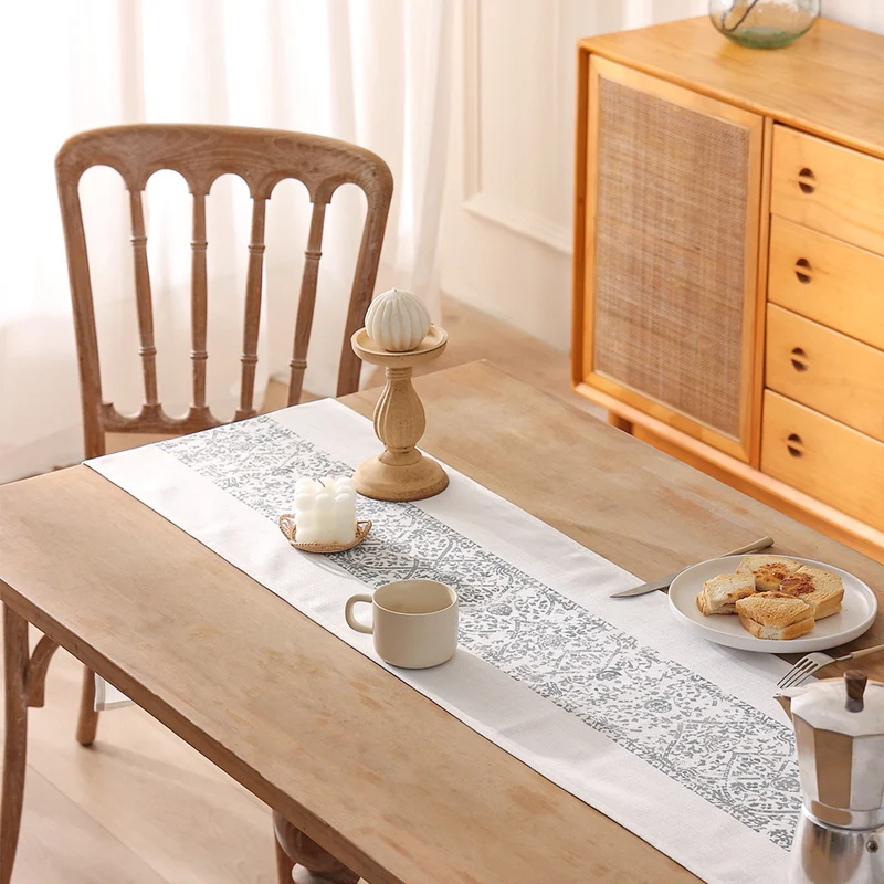Table runner in Persian-inspired vintage pattern made of woven cotton blend Stornfield
